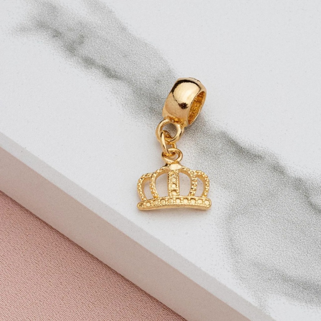 [ SEMI JOIA ] Pingente Berloque Coroa Detalhada Luxo Banhado a Ouro 18k ou Prata