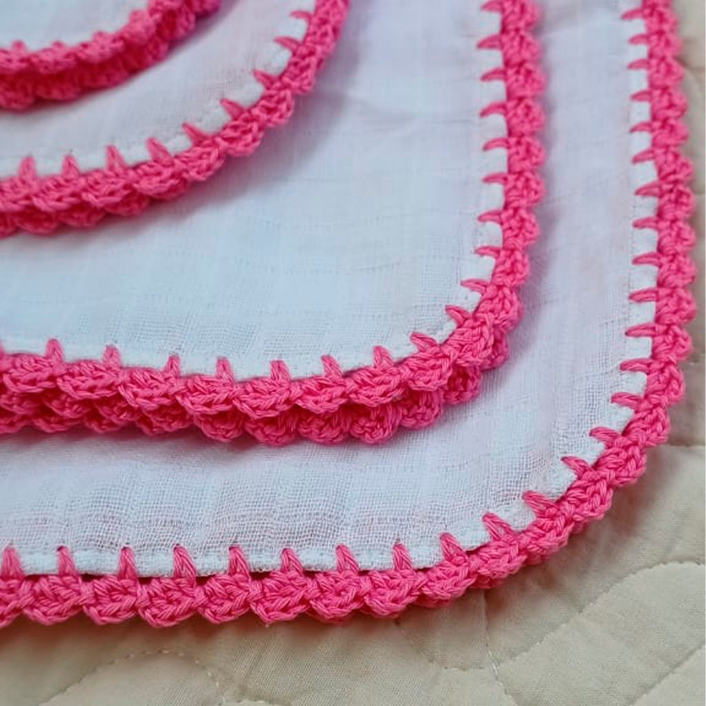Kit 4 Fralda Perosnalizado Algodão Crochê Rosa Pano de Boca Toalhinha Uso Diário Bebê