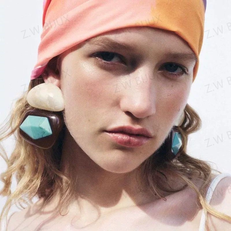 Z.W BIJUX - Brincos com design geométrico de resina em cores doces são versáteis e elegantes 2-1 em Oferta na Shopee