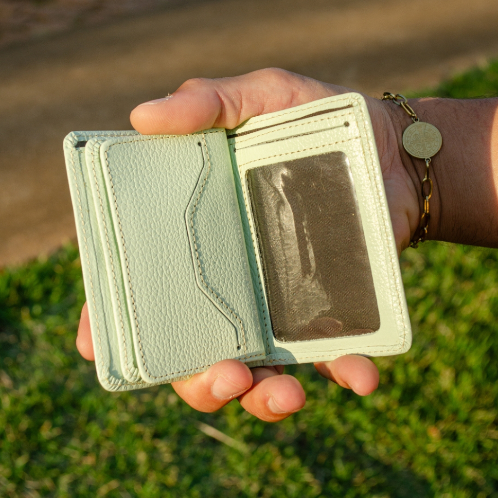 Carteira Feminina Pequena Couro Legítimo Minimalista RFID Cédulas Visor CNH