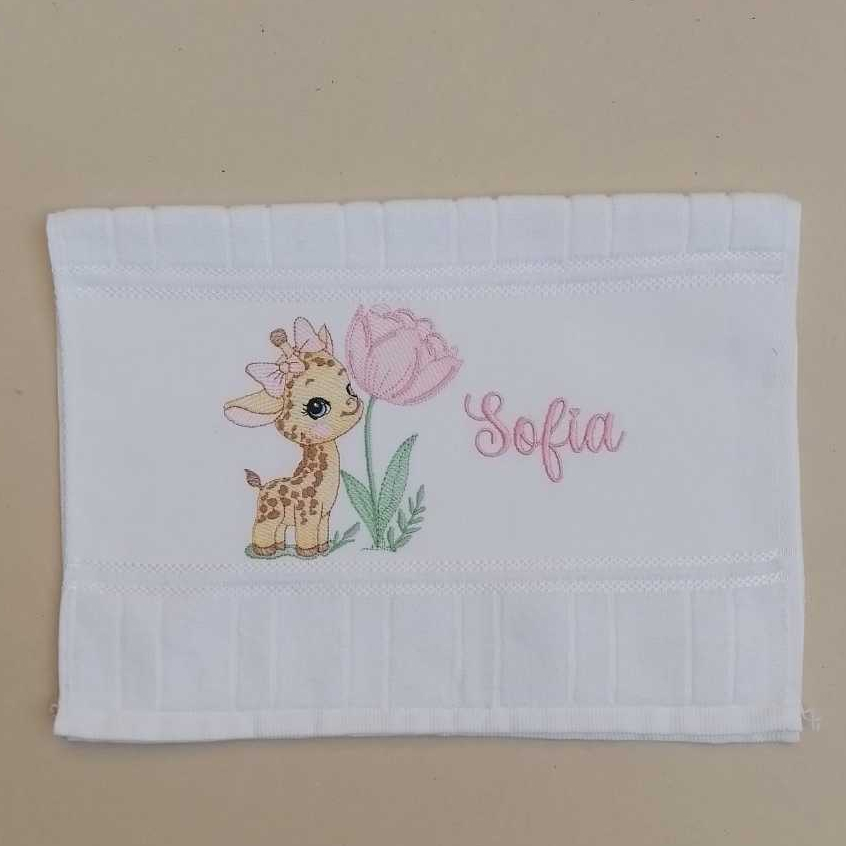 Toalhinha de Boca Personalizada  - Para Menina - Girafa com Flor e Nome Bordado- Para Mão e Boca