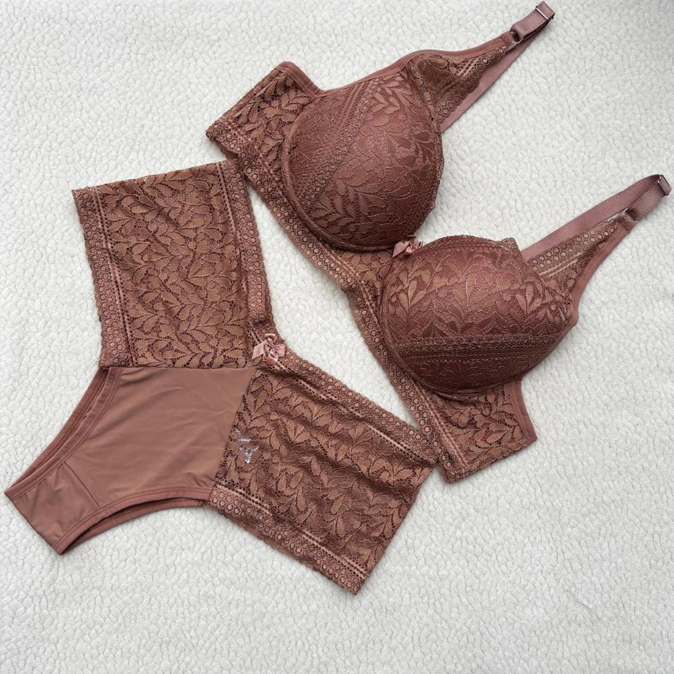 Conjunto Plus Size Carmen Calcinha e Sutiã com Bojo Renda Paleta Lateral Alça Reforçada