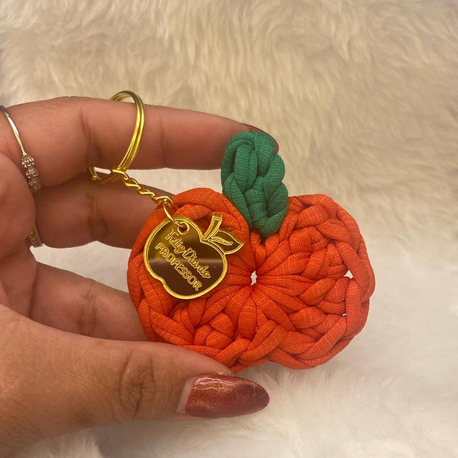 Chaveiro Maça personalizado em Fio de Malha Premium, para Lembrancinhas e Mimos. Dia dos professores — imagem 2 de 2