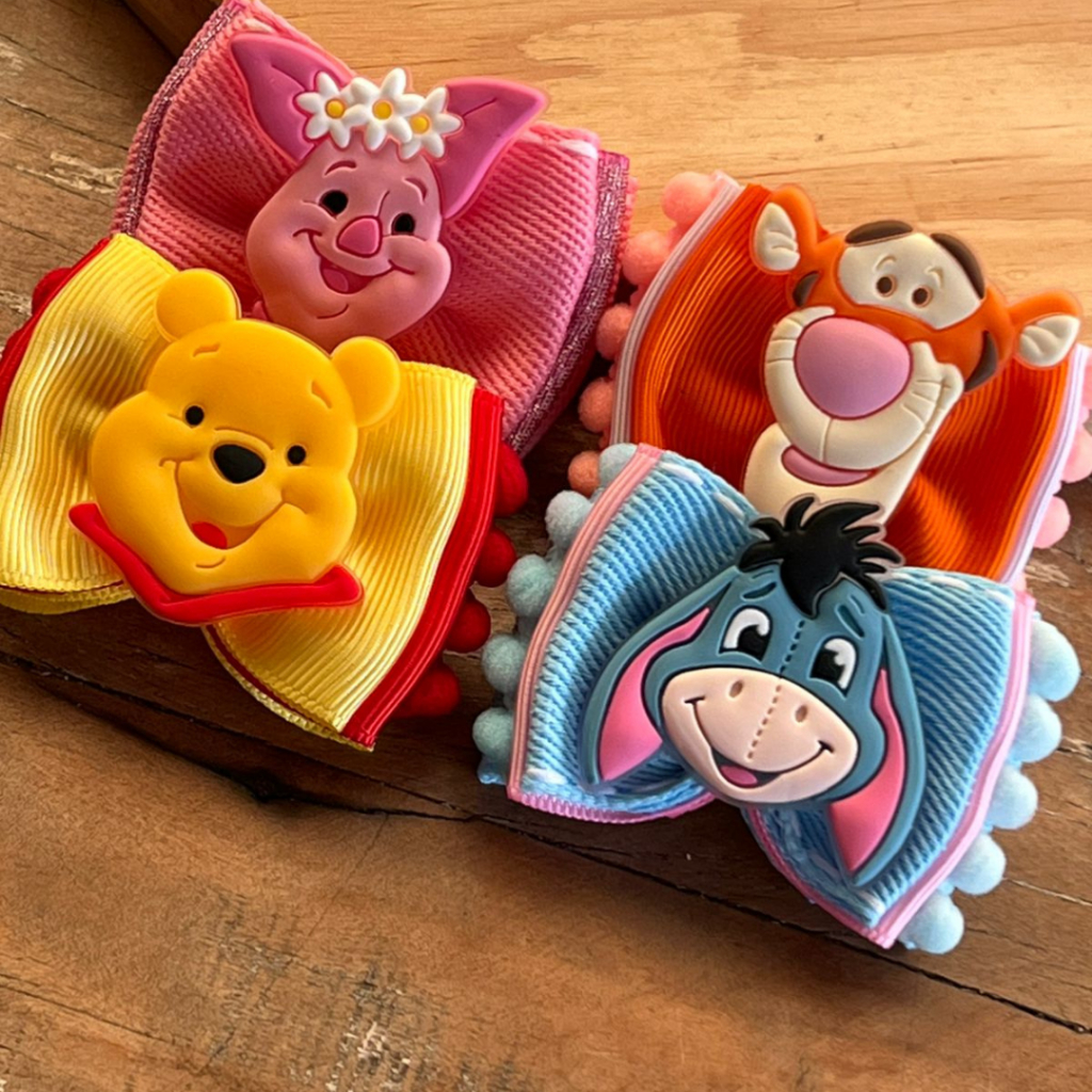 Laços Ursinho Pooh para Pet – Lacinhos para Cachorro Fêmea ou Macho | Tema Fofo e Colorido