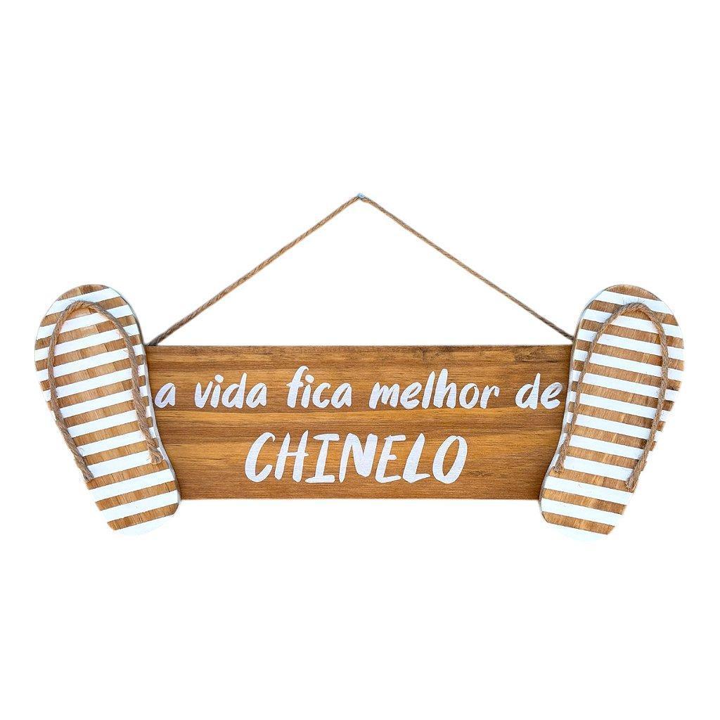 Placa Decorativa Náutica Branco e Marrom a Vida Fica Melhor de Chinelo em Madeira