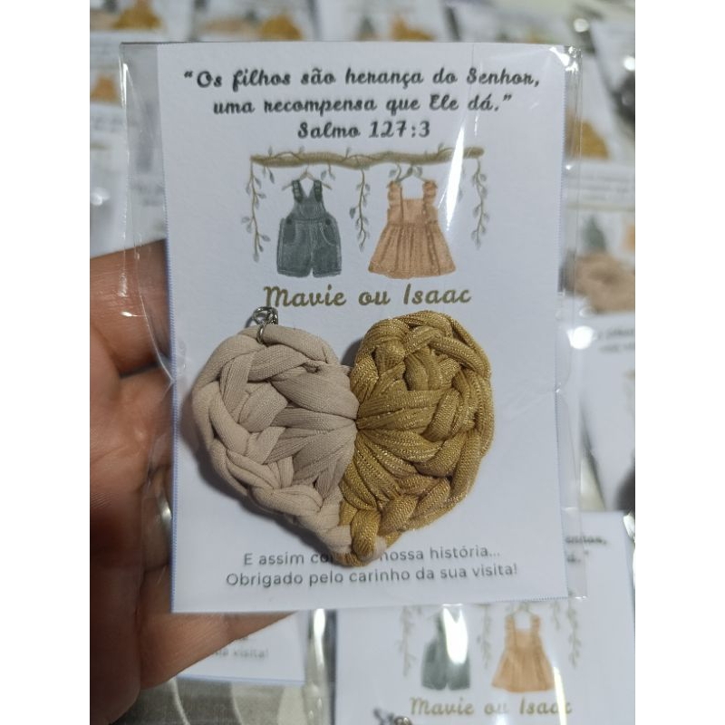 Kit chaveiros com cartão chá revelação ou gêmeos, coração em fio de malha, crochê, com opção de nomes, lembrancinha
