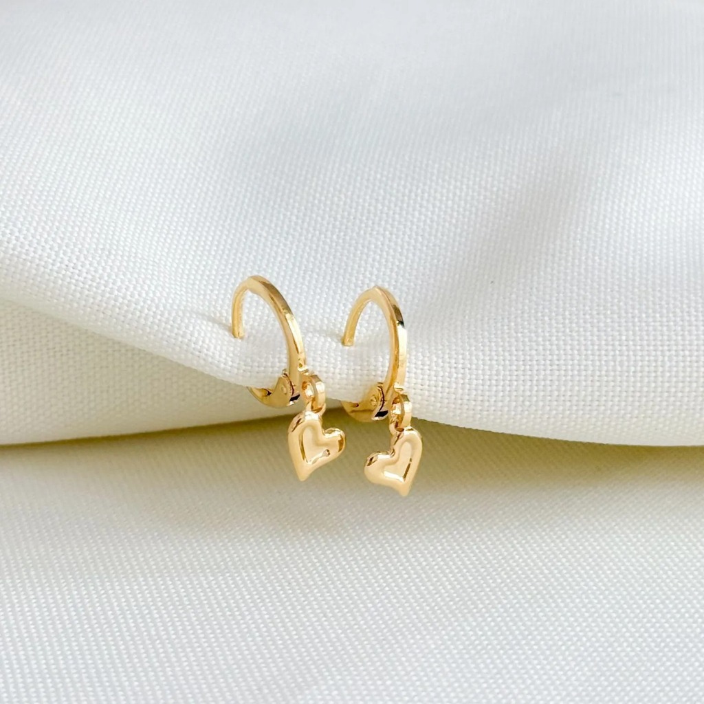 Brinco de Argola Coração Lateral Delicado Feminino Liso Banhado a Ouro 18k ou Prata Anti Alérgico