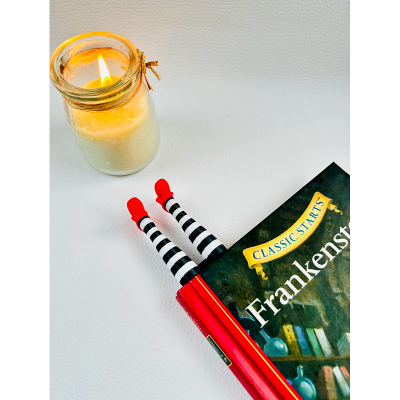 Marcador de Páginas sapatinhos vermelho bruxa com perninhas listradas Marcador de Páginas sapatinhos vermelho bruxa com perninhas listradas