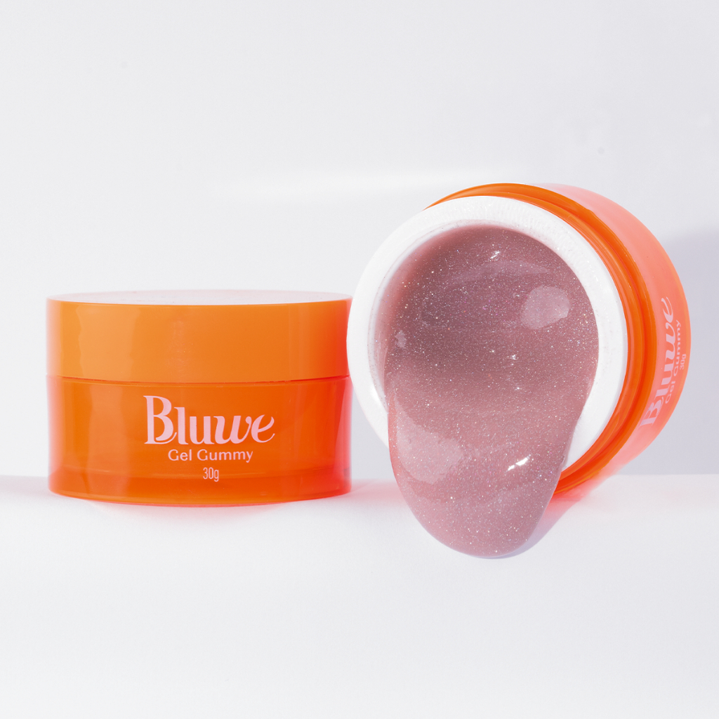Pote de Gel Gummy da marca Bluwe com 30g, exibindo a textura do produto em tom rosado com brilho, ao lado da tampa laranja aberta.