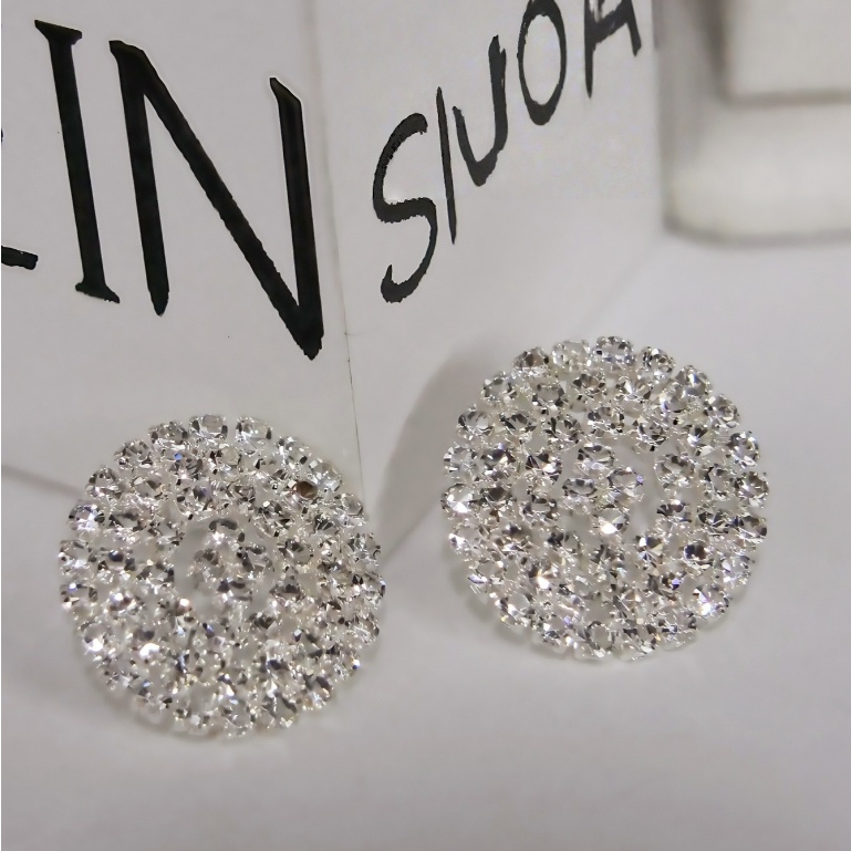 "Brinco Redondo Prata e Dourado com Cristais – Luxo Radiante para Ocasiões Especiais" em Oferta na Shopee