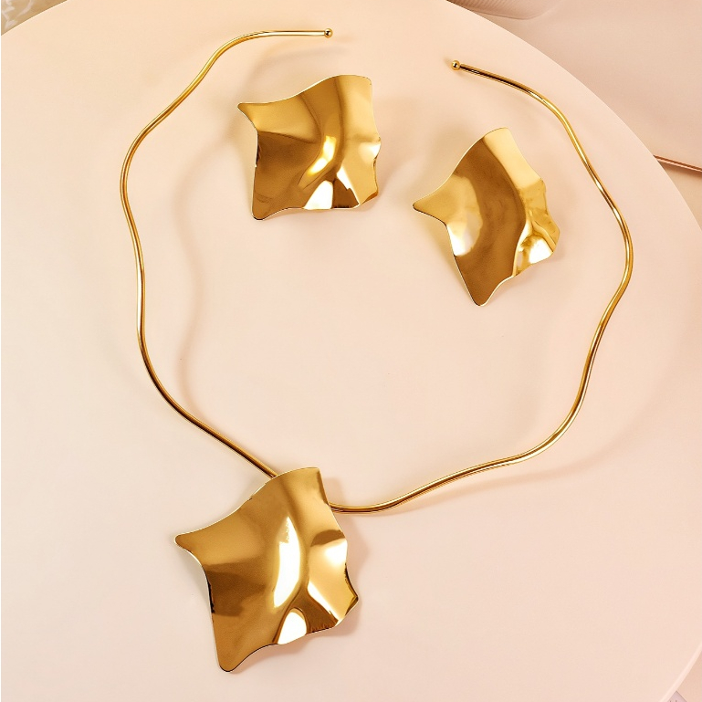 "Conjunto de Colar e Brincos Prata e Dourado– Design Orgânico com Brilho Escultural" em Oferta na Shopee