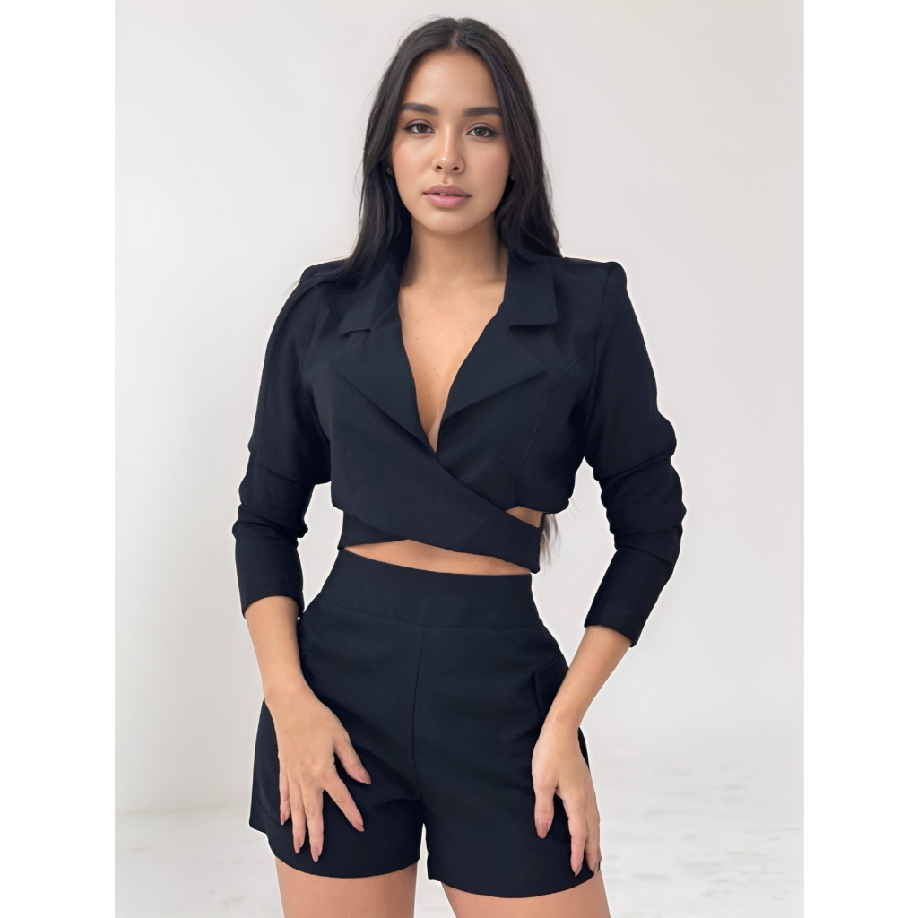 Conjunto Feminino Curto Blazer Cropped e Shorts Alfaiataria