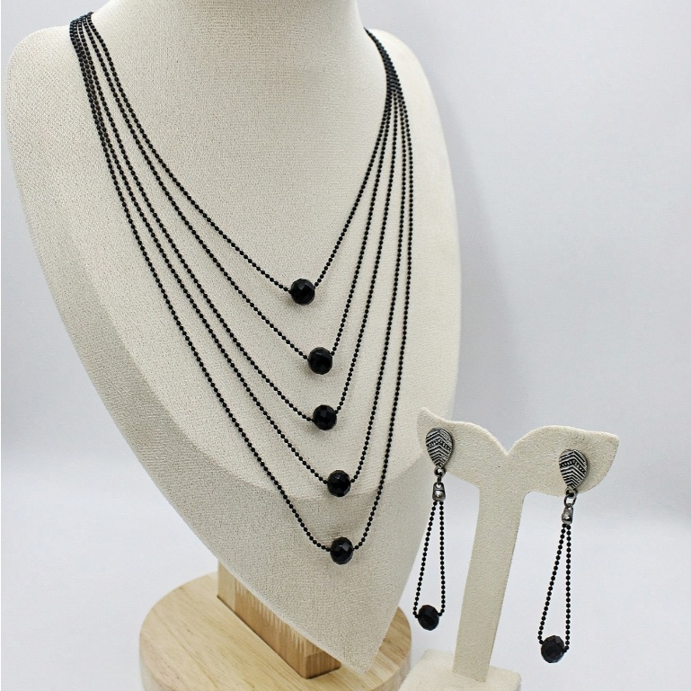 "Conjunto de Colar e Brincos com Contas Pretas – Elegância em Camadas com Toque Clássico"