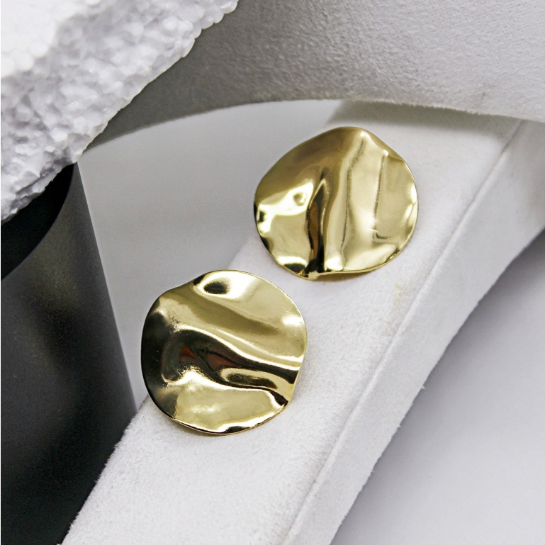 "Brinco Dourado Texturizado – Design Orgânico com Impacto Moderno" em Oferta na Shopee