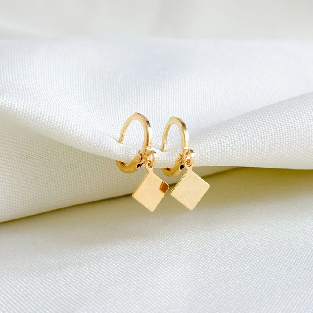 Brincos de Argola Medalha Quadrada Lisa Delicada Feminino Banhado a Ouro 18k ou Prata Anti Alérgico Acesórios Femininos