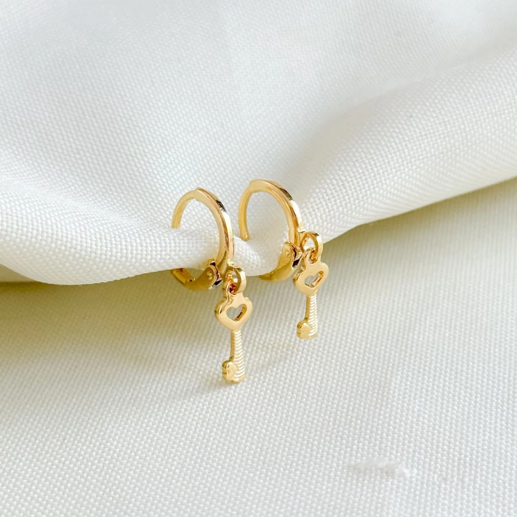Brinco de Argola Feminina Chave Coração Delicado Banhado a Ouro 18k ou Prata Anti Alérgico