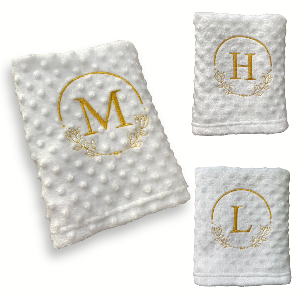 Manta Cobertor Bebê RN Microfibra Personalizado com Inicial Letra Dourada Bordado Menino Menina