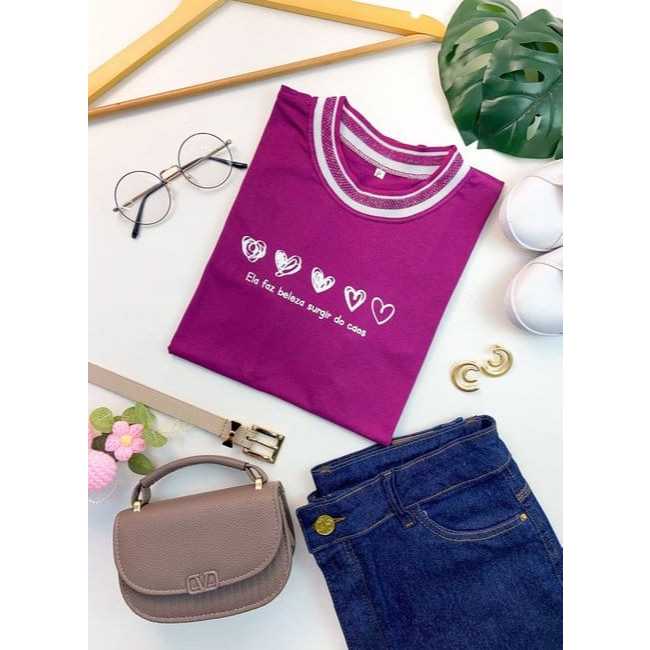 Camiseta Feminina Roxa – Frase "Ela faz beleza surgir do caos" – Algodão Confortável