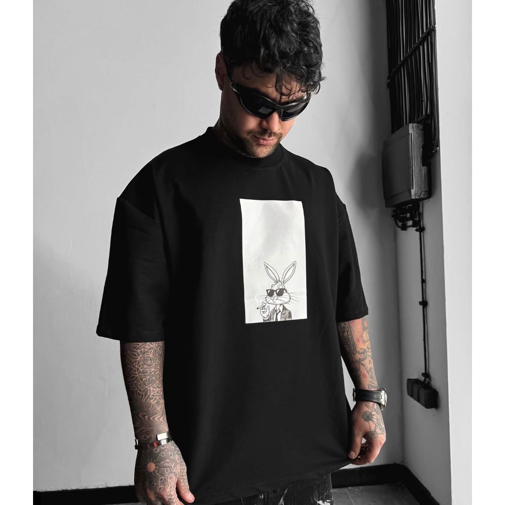 Camiseta oversized Bunny Mafioso streetwear – estilo urbano com atitude e conforto.