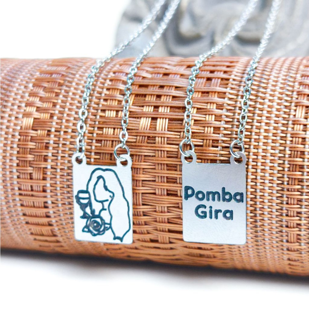 Colar escapulário Pombagira em aço inoxidável corrente 60cm e pingentes 1,5cm - Colar de umbanda.