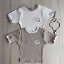 Kit 2 Cropped Manga Curta Canelado Bordado Baby Tee Gola Redonda Ribana Canelada Cores Pastel Feminina Verão Blusinha