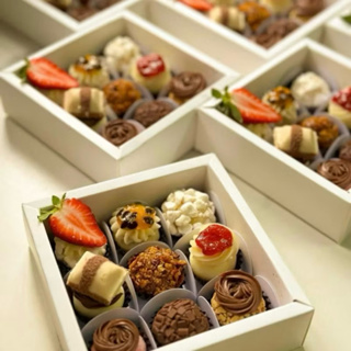 20~100 CAIXAS EMBALAGEM MOLDURA 11x11x3,5 PARA 9 DOCES COM VISOR EM ACETATO BRANCA em Oferta na Shopee