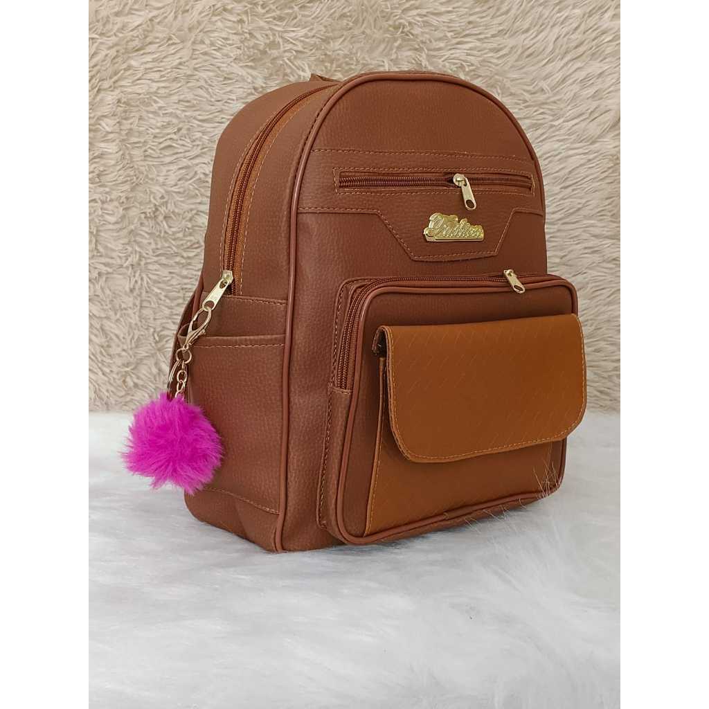 Mochila Feminina Casual de Couro SinteticoTrês Compartimentos Bolsos Laterais Bolso Frontal + Chaveiro pompom em Oferta na Shopee