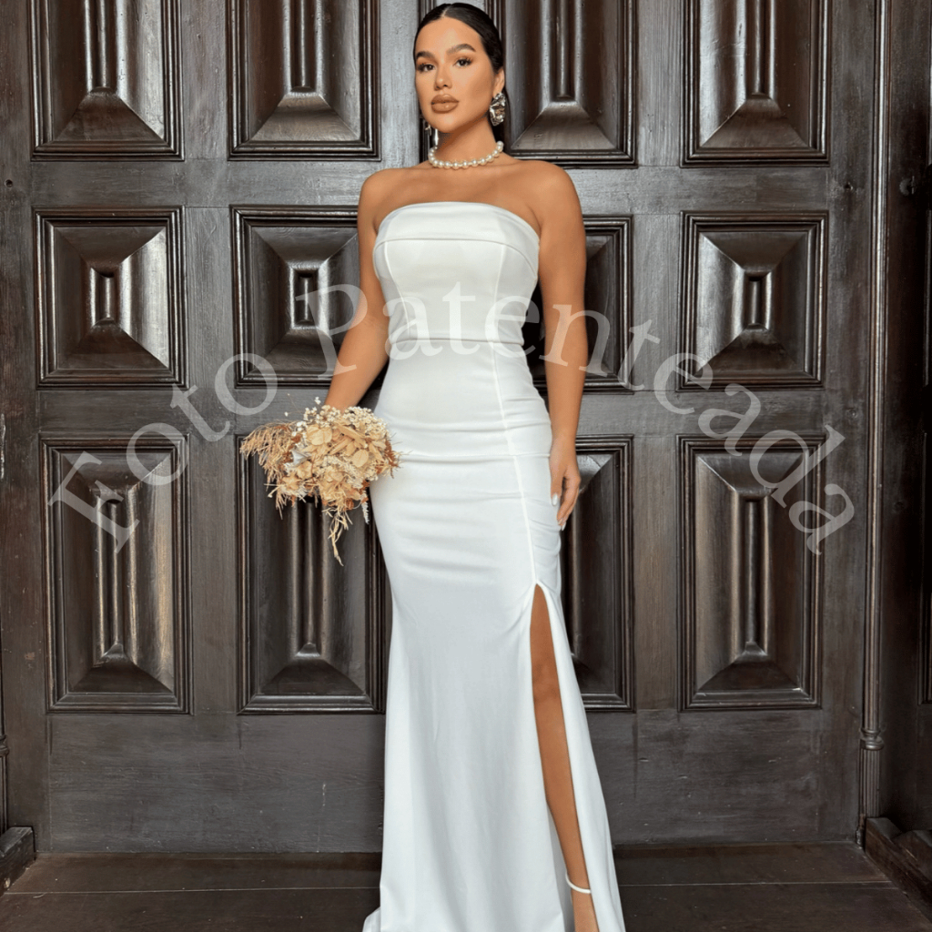 Vestido longo de noiva sem alça justo minimalista e sofisticado