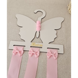 Porta laços borboleta, organizador de laços Com nome , cabide de laços  personalizado em mdf. em Oferta na Shopee