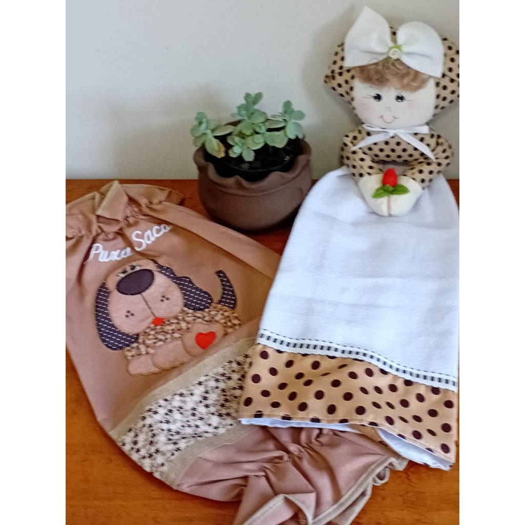 KIT ENCANTO DE COZINHA - PUXA SACO + BATE MÃO BONECA + PANO DE PRATO.