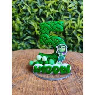 VELA DE BISCUIT PERSONALIZADA, DIVERTIDAMENTE, COM O PERSONAGEM NOJINHO, COM NOME E PAVIO. em Oferta na Shopee