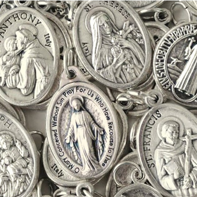 Medalha Italiana Nossa Senhora Santos -  Escolha a Medalha de Sua Devoção Unidade em Oferta na Shopee