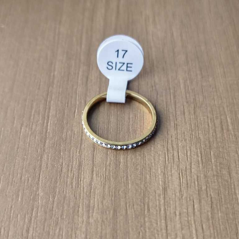 Anel Feminino Aparador de Aliança Anel Solitário Dourado em Aço Inoxidável antialérgico 2mm