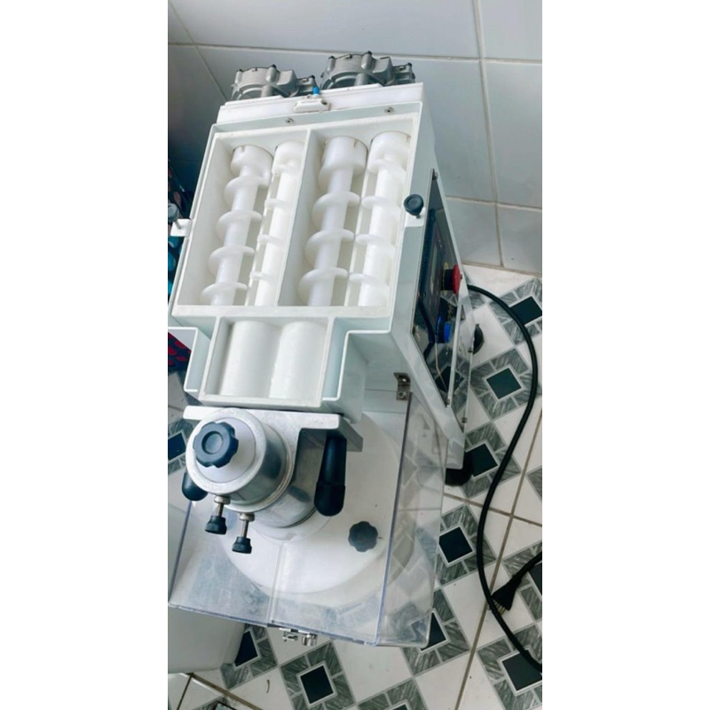 Máquina de Fazer Salgados Modeladora — R$ 8.000,00 em Shopee