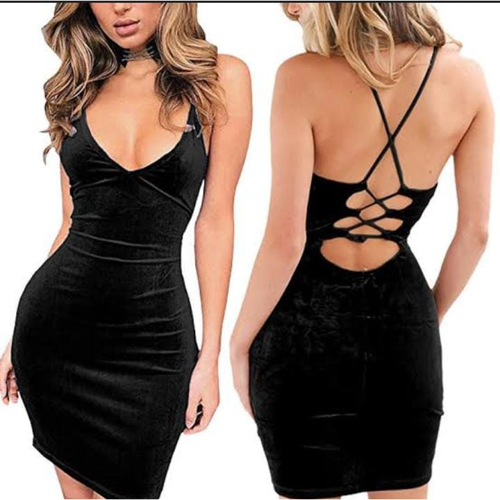 Vestido corto colado com bojos e com decote