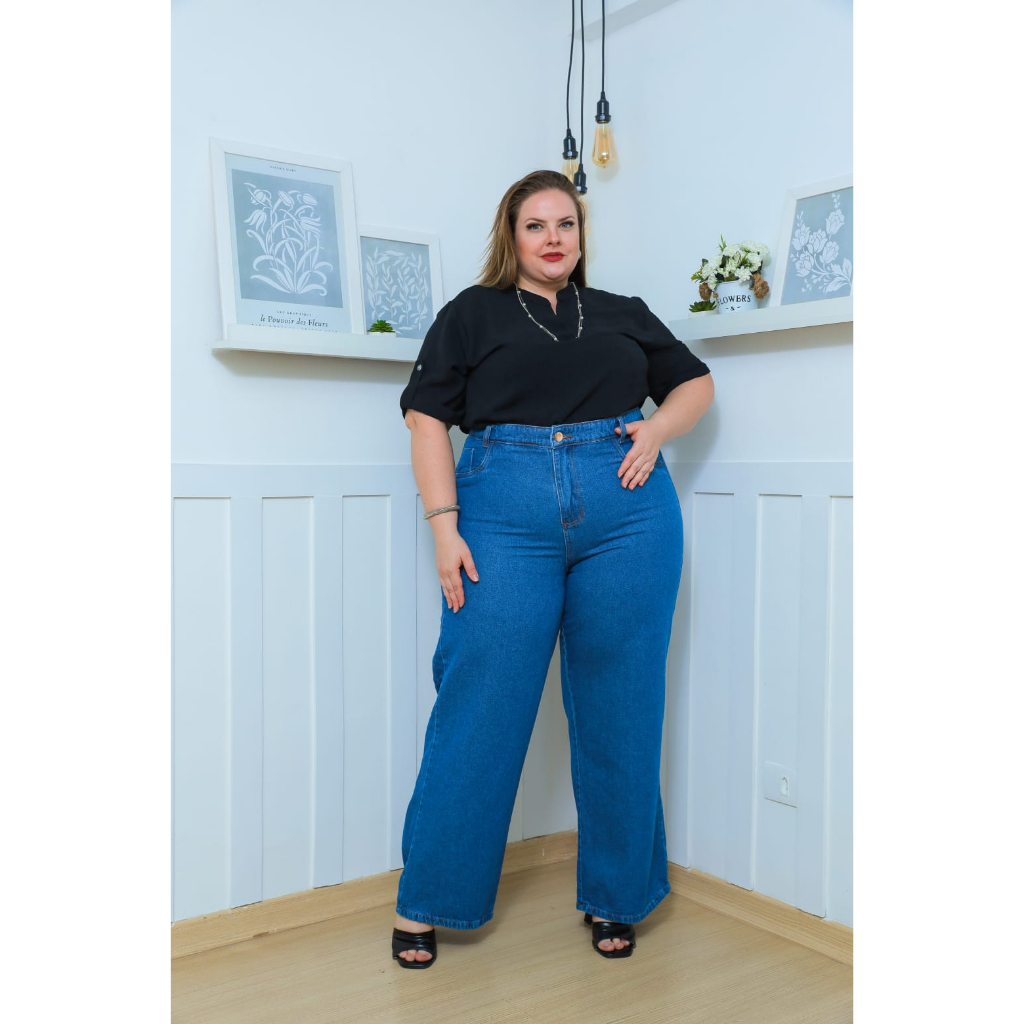 Calça widlegue Plus Size Pantalona sem rasgos cor azul e cintura alta não tem lycra