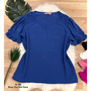 Blusa plus size gola-V detalhe na manga e ombro B146
