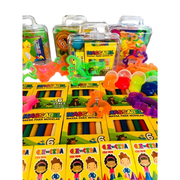 15 Maleta+ 15 Cortador Forminha + 15 Massinha De Modelar + 15 Geleca Slime + 15 Giz Mini Lembracinha