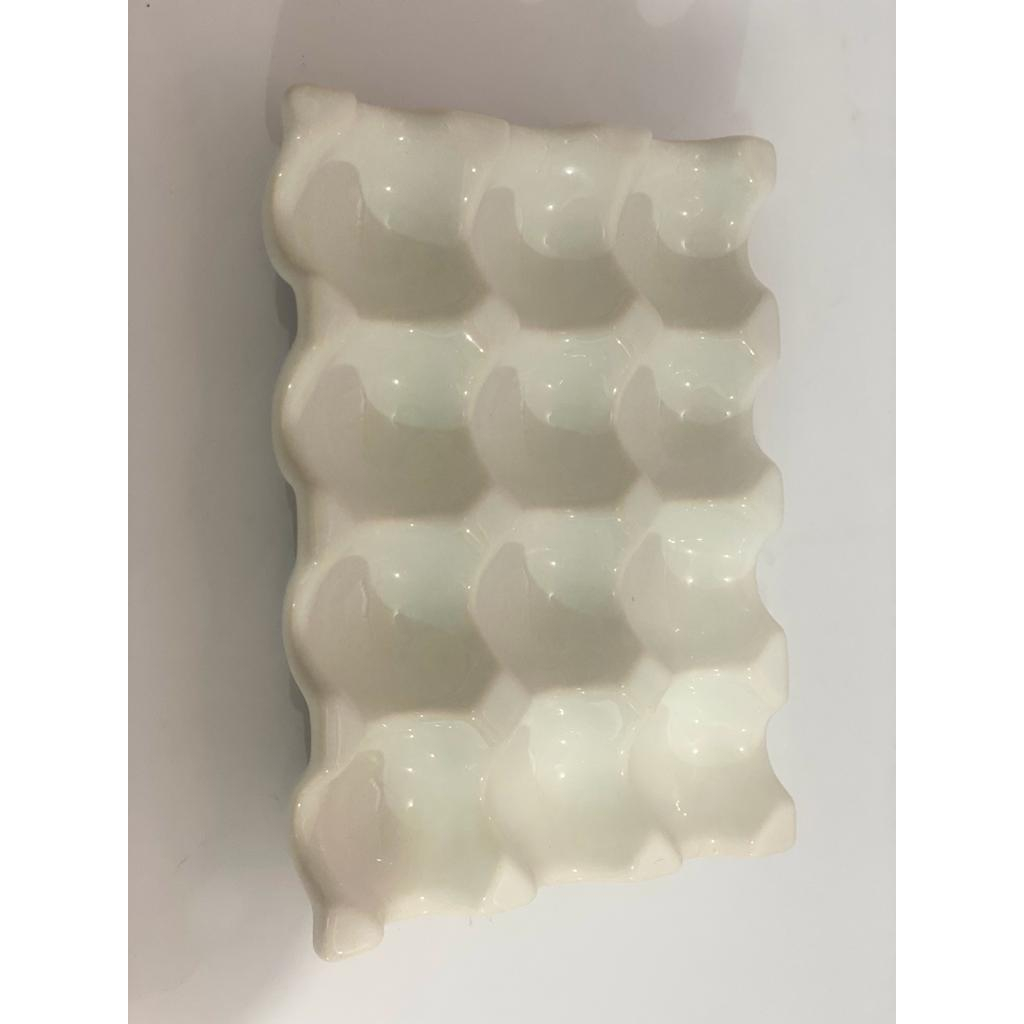 Porta ovos de ceramica para 12 ovos branco.  Beleza e utilidade na sua cozinha