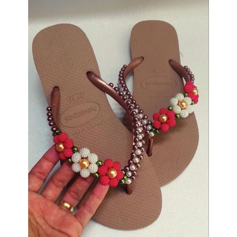 TRAMA DE PÉROLAS , BORDADO PARA CHINELO HAVAIANAS.NÃO ACOMPANHA O CHINELO. em Oferta na Shopee