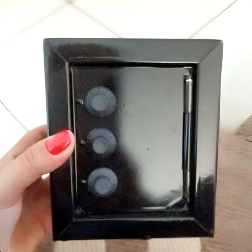 Cofrinho Quadrado com Senha