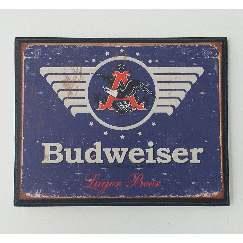 Quadro / Quadrinho Decorativo em Madeira - Estilo Retrô / Vintage Tema: Bebida, Cerveja / Frase: Budweiser Lager Beer (Fundo Azul) - Tamanho 24x19cm - Madeira de Pinus c/ Impressão Digital de Alta Qualidade