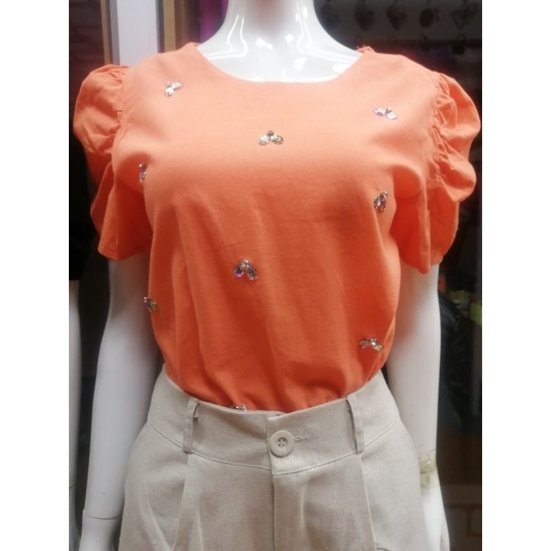 blusa cor liso manga curta de princesa em linho algodao  importado aplicação na parte frente gola redondo