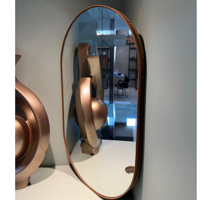 Espelho Decorativo Adnet Oval Orgânico Grande 70x50 cm Moldura Couro + Pendurador