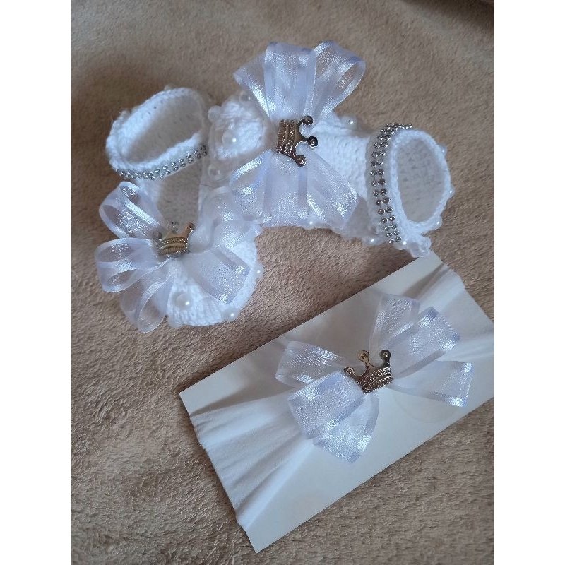 Sapatinho de bebê em crochê com pérolas e fita em organza com coroa prata e stras + tiara. Sapatinho de luxo/ princesa.