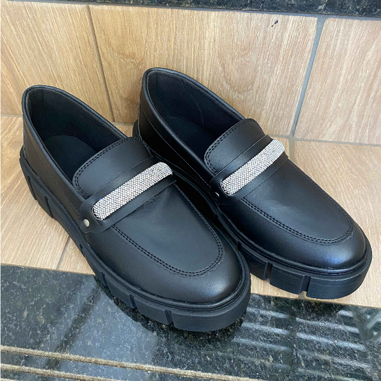 NOVIDADE TENDÊNCIA MOCASSIM BLOGUEIRA FEMININO COM DETALHES EM BRILHO PRETO  OFF WHITE MODA