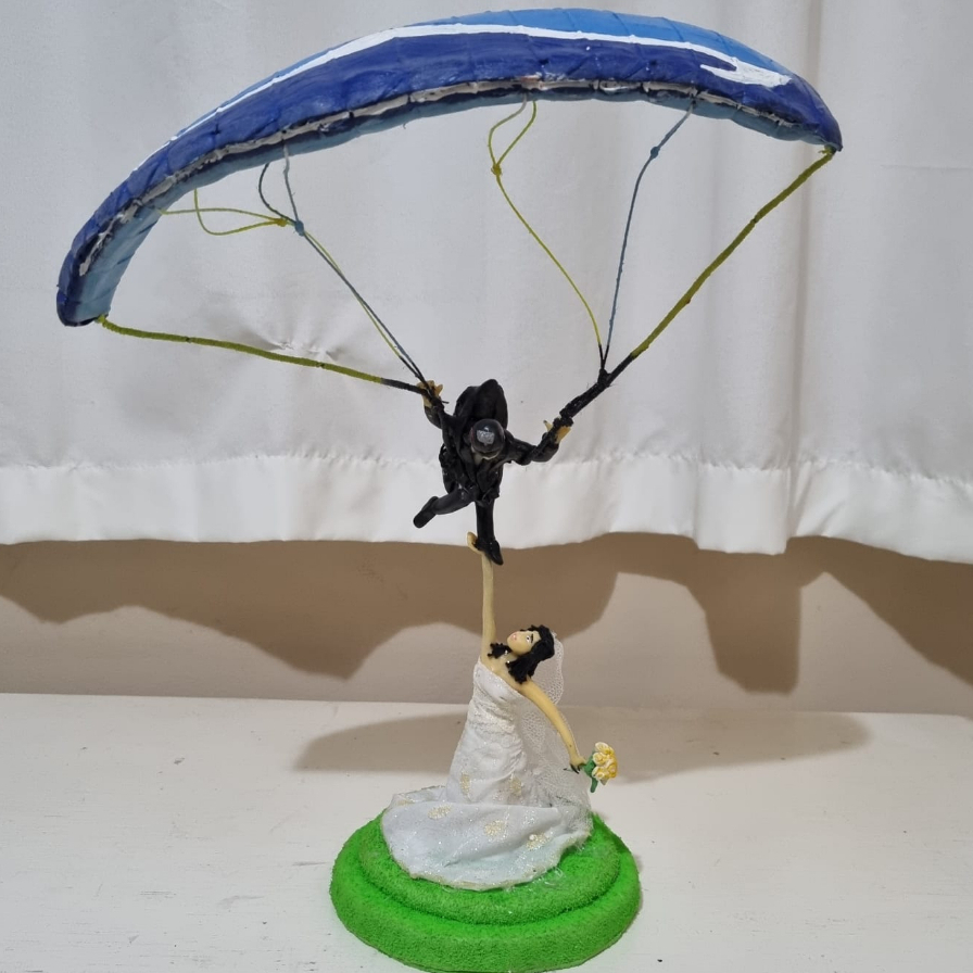 Topo de Bolo casamento parapente | topo de bolo noivos paraglider | Casamento | decoração casamento | Casamento |  - Noivo no Parapente.