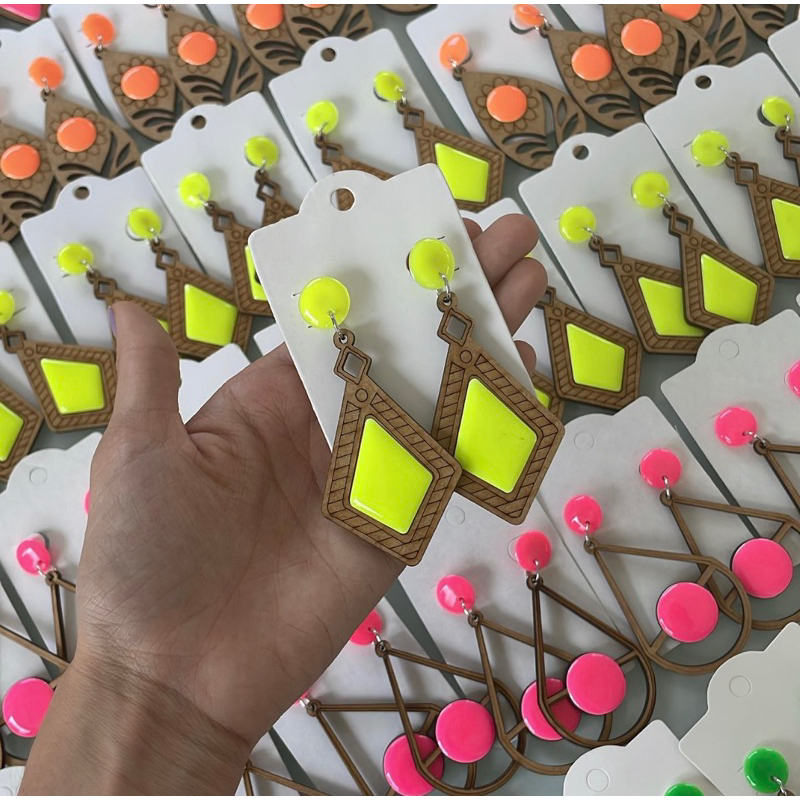 Kit 5 Brincos MDF com resina NEON sortidos coloridos femininos em Oferta na Shopee