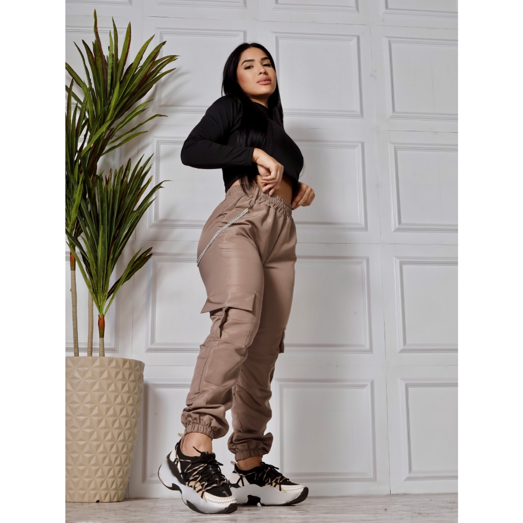Calça Cargo Feminina Com Corrente e bolsos laterais em Oferta na Shopee