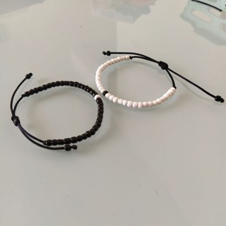Par de pulseiras preta e branca casal amigos miçanga regulável.